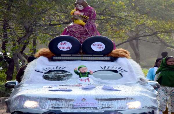  मैसेज के साथ सजी कारें जयपुराइट्स का ध्यान खींच रही थी