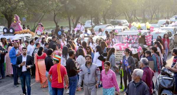  म्यूजिक, मस्ती और डांस के बीच महिलाओं ने एक-दूसरे पर फू लों की वर्षा की