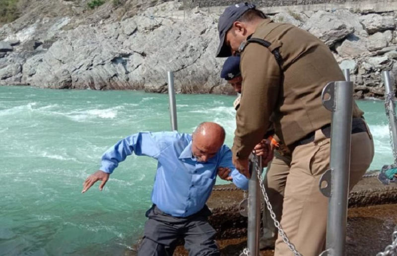 गंगा में गिरने से बाल-बाल बचे रमेश रंगनाथन उत्तराखंड के चीफ जस्टिस