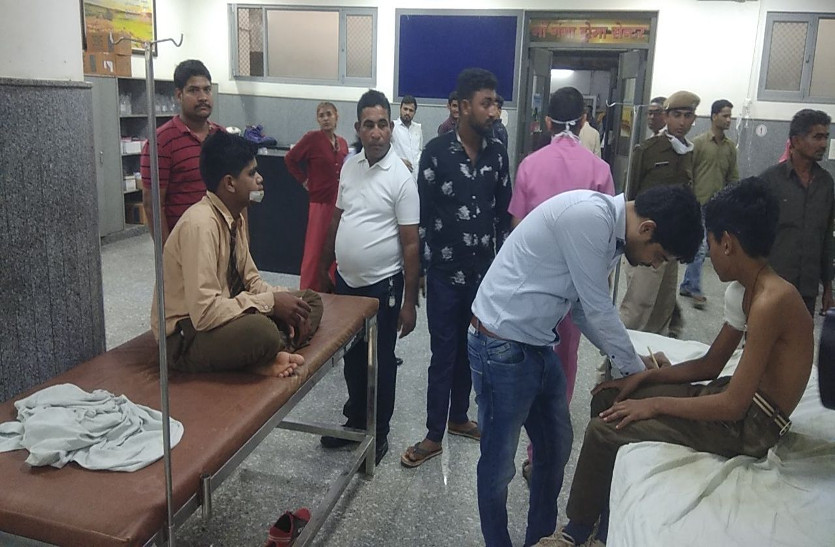 घायल छात्र की आंख का ऑपरेशन