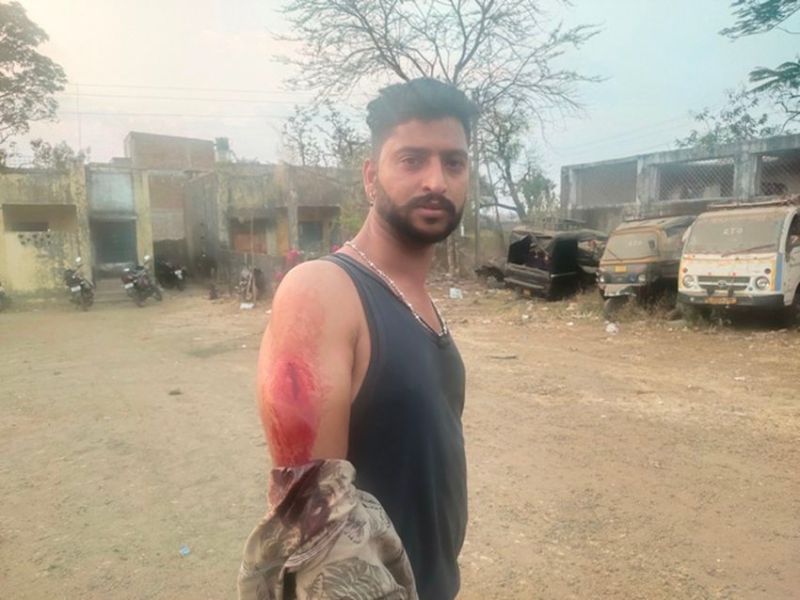 दिनदहाड़े आंखों में मिर्ची फेंककर सर्राफा व्यापारी से साढ़े तीन लाख और जेवरात लूटे