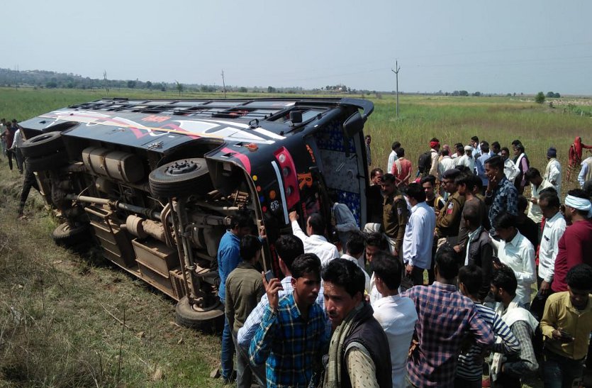 Bus overturned of full passengers in shivpuri 