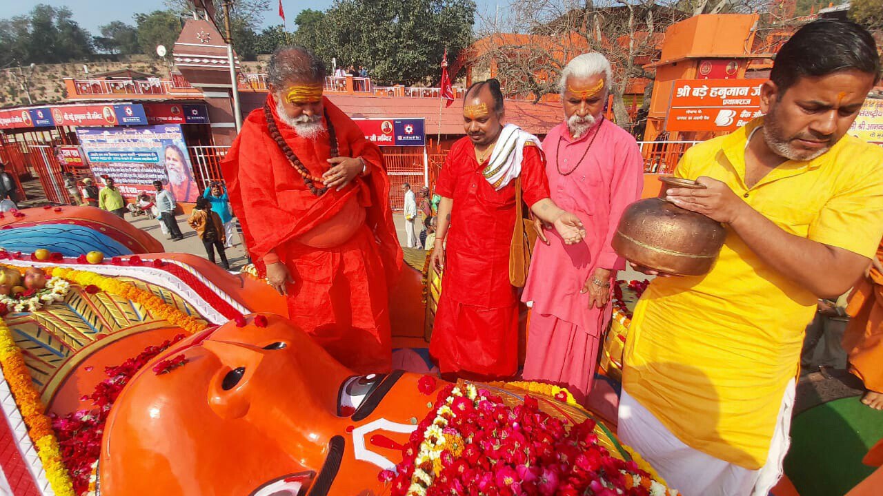 रामभक्त हनुमान ने ट्रेलर में की 2100 किलोमीटर की यात्रा, प्रयागराज में किया गंगा स्नान