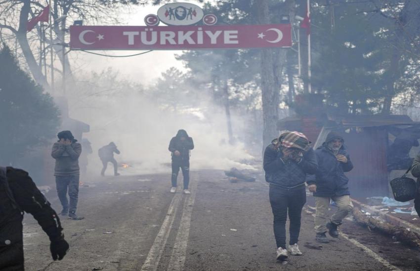 Turkey opens gates into Europe as migrants gather on border 
