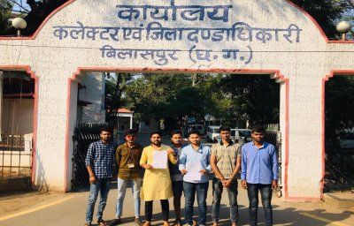 विवि प्रशासन ने छात्र परिषद के साथ किया सौतेला व्यवहार, नाराज छात्रों ने सौंपा ज्ञापन