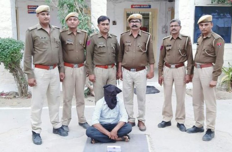 Accused arrested with desi katta and five live cartridges