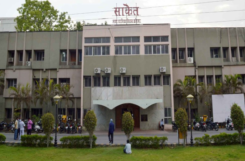 किराया न पटाने पर दर्री क्षेत्र की 11 दुकानों पर निगम का ताला