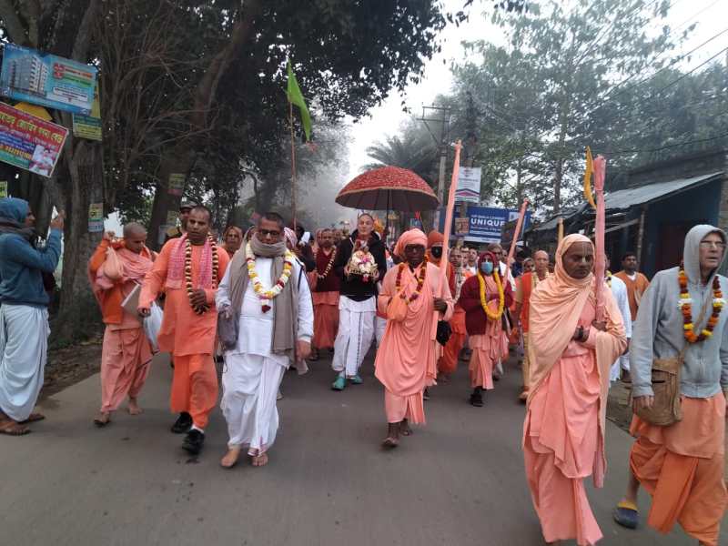 देश-विदेश के भक्तों ने शुरू किया नगर भ्रमण