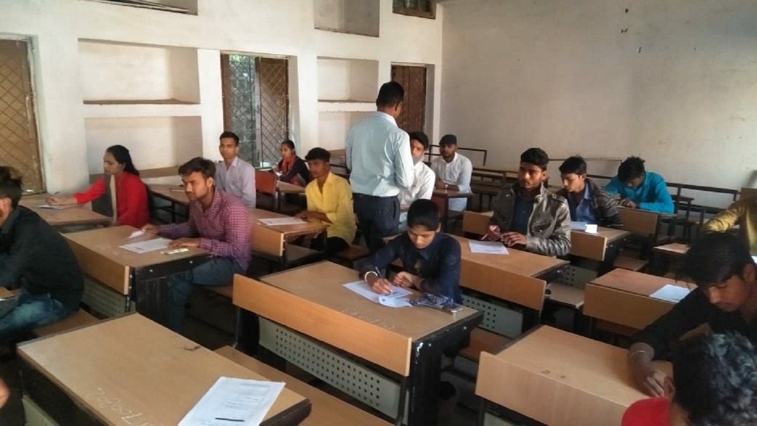 हिंदी के पेपर के साथ बोर्ड परीक्षा शुरू, जमीन पर बैठकर बच्चों ने दी परीक्षा