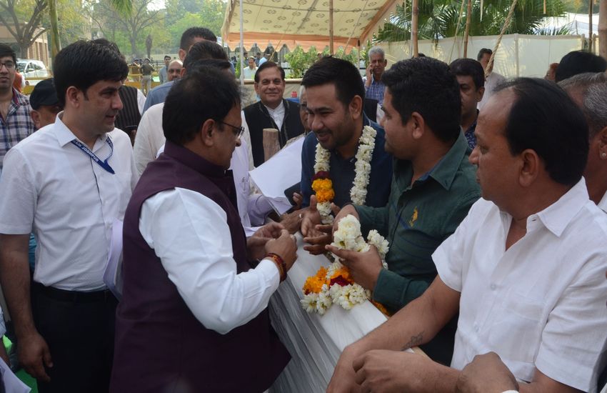 सीएम से मिलने के इंतजार में रहे लोग, चिकित्सा मंत्री ने की भरपाई
