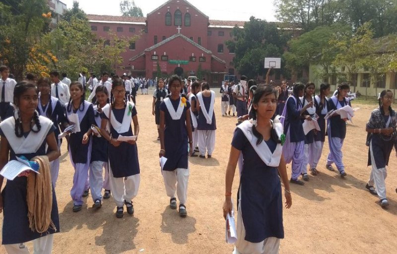 VIDEO : दसवीं के छात्रों ने हिन्दी विषय का पर्चा किया हल, 154 केन्द्रों में हुआ परीक्षा का आयोजन