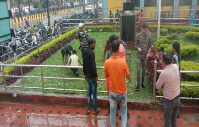 मौसम का बदला मिजाज, पानी के साथ गिरे ओले, शहर ने ओढ़ी बर्फ की चादर