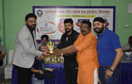 बैडमिंटन चैम्पियनशीप 2020 : चेम्बर ऑफ कॉमर्स बैडमिंटन प्रतियोगिता में खिलाडिय़ों ने हिस्सा लिया