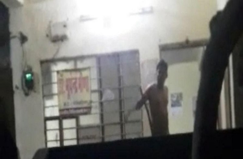 डॉक्टर ने सेवा की ली थी शपथ, इलाज के लिए बुलाया तो लाठी से धमकाया
