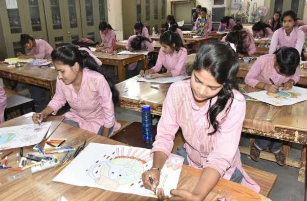 कैनवास पर दिया पर्यावरण संरक्षण का संदेश