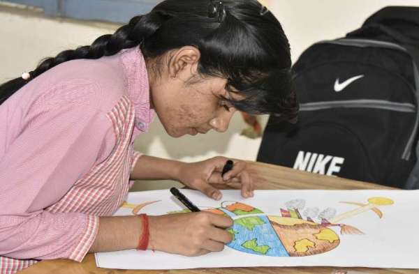 कैनवास पर दिया पर्यावरण संरक्षण का संदेश