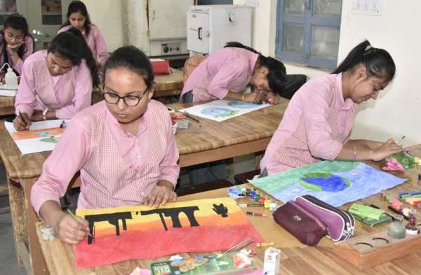 कैनवास पर दिया पर्यावरण संरक्षण का संदेश