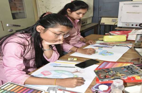 कैनवास पर दिया पर्यावरण संरक्षण का संदेश