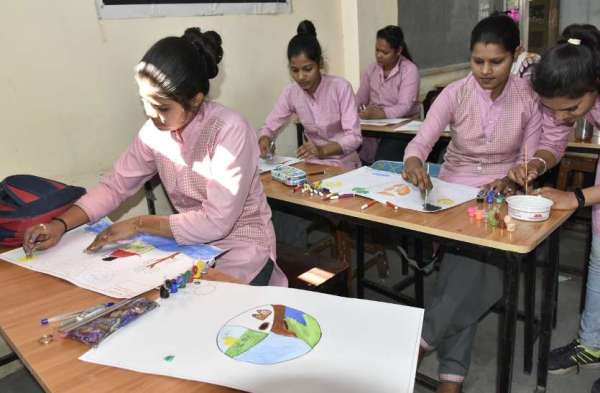 कैनवास पर दिया पर्यावरण संरक्षण का संदेश