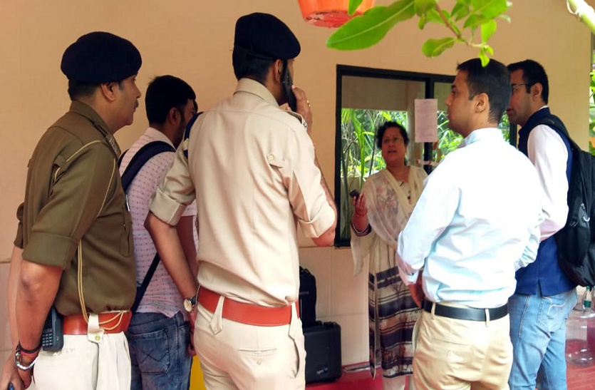CM सचिवालय की उप सचिव के घर घुसने से पहले आयकर टीम को करना पड़ा लोकल पुलिस की जांच का सामना, दो दिन से घर में डटी IT टीम