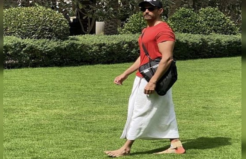 नंगे पैर लुंगी और टीशर्ट में निकले ऋतिक, फैंस भी देखकर हुए हैरान