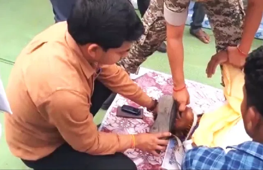 शर्मनाक: मिर्गी के मरीज को चिकित्सकीय सुविधा उपलब्ध कराने के बजाय अपर कलेक्टर सुंघा रहे थे जूता, वीडियो देखें