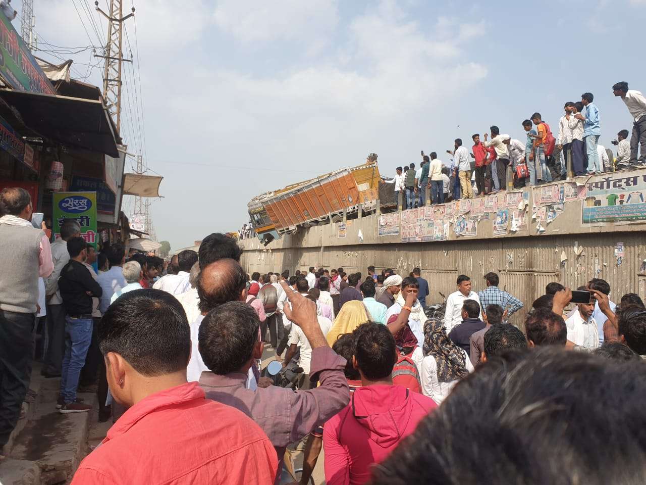 तस्वीरों में देखें…जयपुर—दिल्ली हाइवे पर भयावह हादसा, दुकानें छोड़ भागे लोग