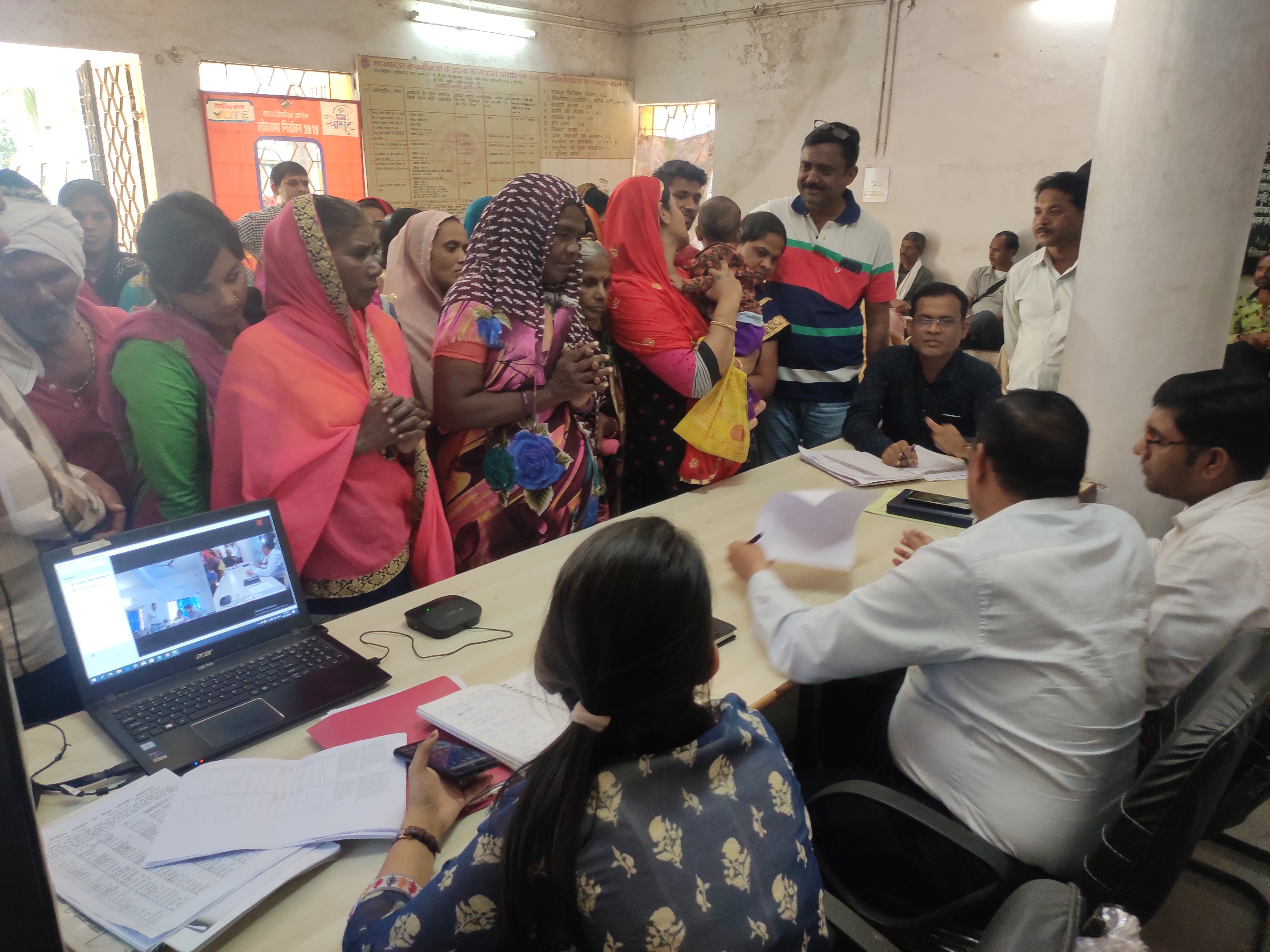 बिजली विभाग ने दे दिए नपा की स्ट्रीट लाइट से कनेक्शन, आधा सैकड़ा महिला पहुंची तहसील