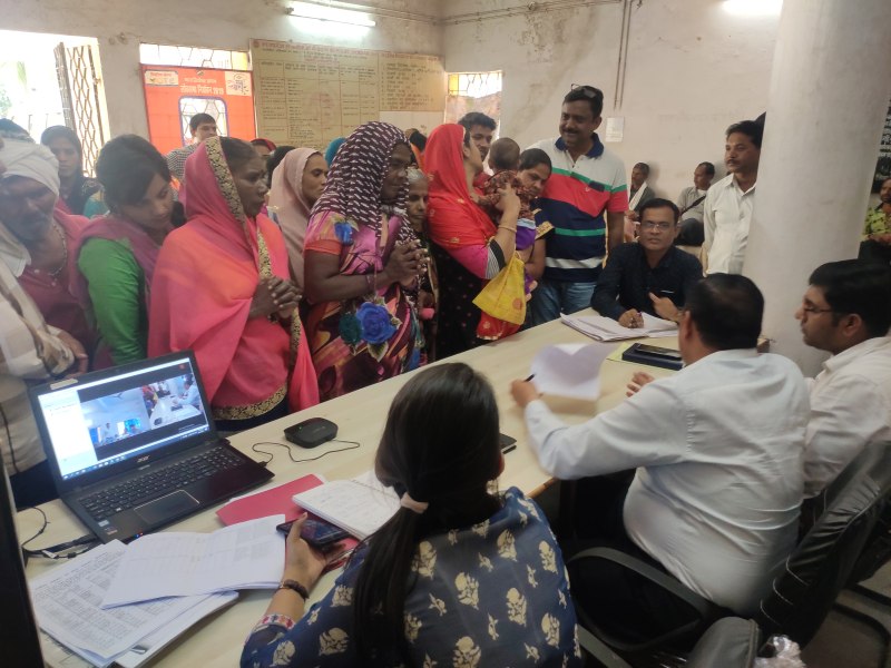 बिजली विभाग ने दे दिए नपा की स्ट्रीट लाइट से कनेक्शन, आधा सैकड़ा महिला पहुंची तहसील