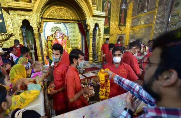 मोतीडूंगरी गणेश मंदिर में भगवान गणपति का विशेष श्रृंगार किया गया।