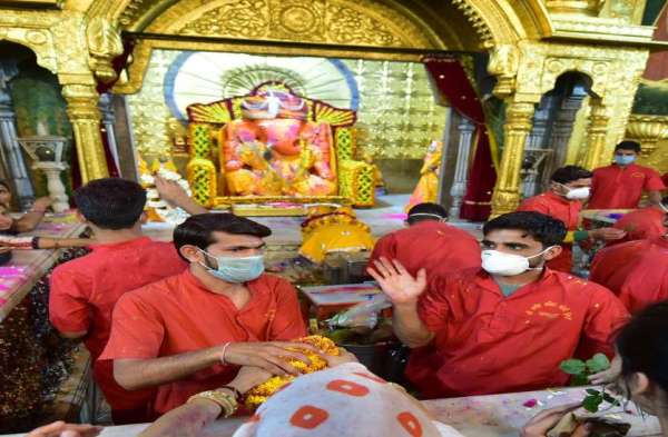 कोरोना वायरस के प्रति मंदिर प्रशासन सजग नजर आया
