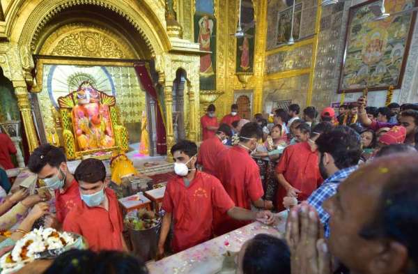 मंदिर में गुलाल न उड़ाकर गुलाल गोटों से होली खेली गई।