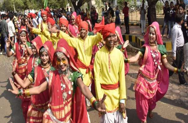 रैली में दिखी विविधता में एकता की झलक -बुंदेली छटा