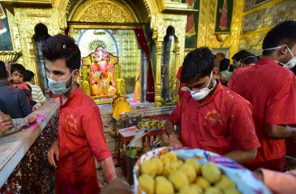  सेवाकर्मी भी मास्क लगाए नजर आए