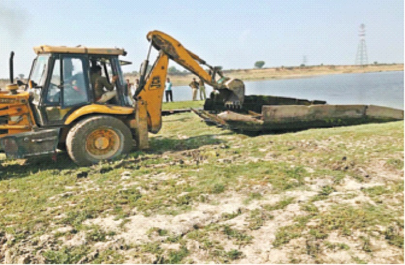 Case filed against 17 for destroying 20 boats on illegal gravel removal from Chambal