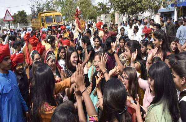 मंदिर से निकाली बारात, रीति रिवाज से हुई शादी