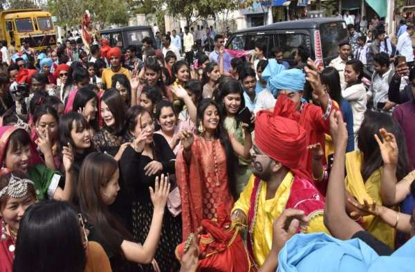 मंदिर से निकाली बारात, रीति रिवाज से हुई शादी