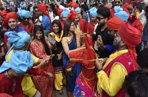 मंदिर से निकाली बारात, रीति रिवाज से हुई शादी