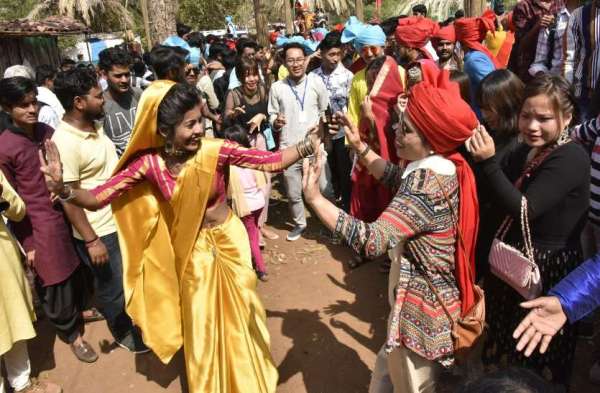 मंदिर से निकाली बारात, रीति रिवाज से हुई शादी