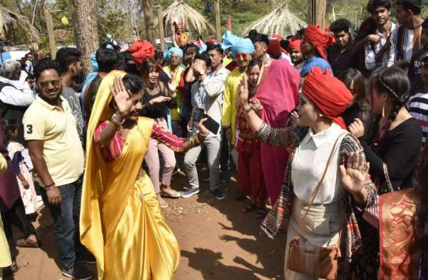 मंदिर से निकाली बारात, रीति रिवाज से हुई शादी