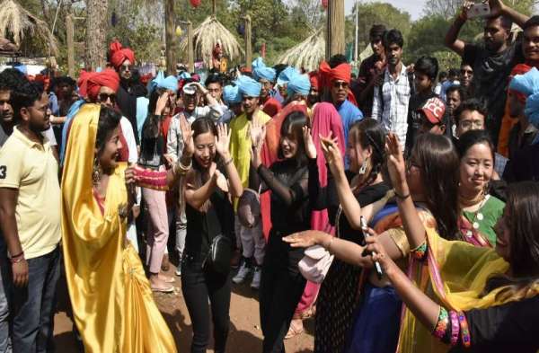 मंदिर से निकाली बारात, रीति रिवाज से हुई शादी