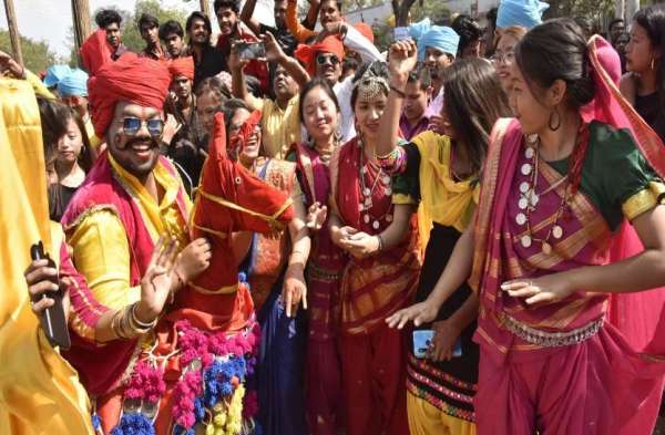 मंदिर से निकाली बारात, रीति रिवाज से हुई शादी