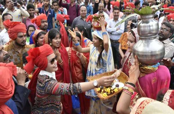 मंदिर से निकाली बारात, रीति रिवाज से हुई शादी