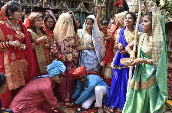 मंदिर से निकाली बारात, रीति रिवाज से हुई शादी