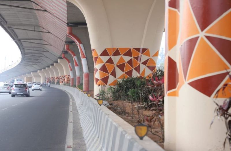 बेंगलूरु की खूबसूरती में चार चांद लगा रहे फ्लाइओवर के खंभे