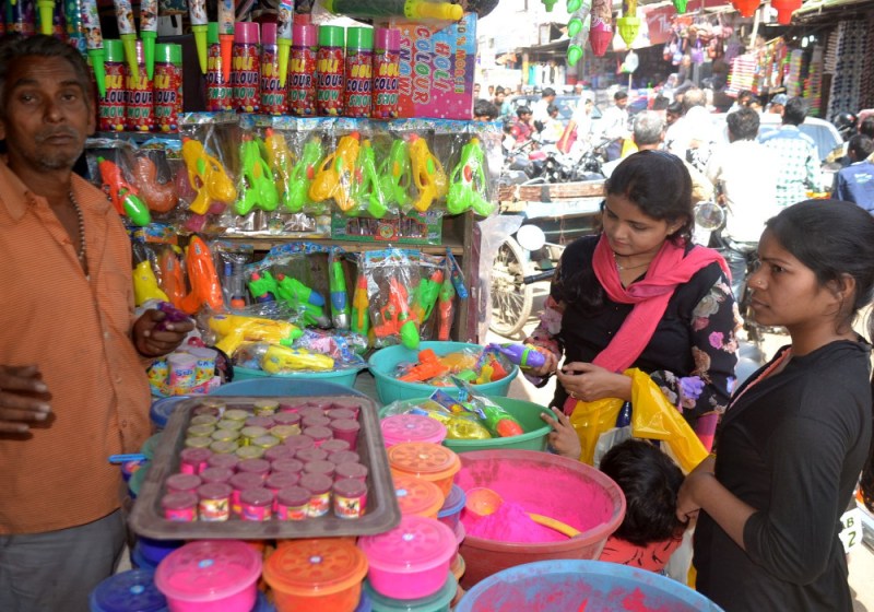 होली पर कोरोना का असर, बाजारों से चीन के उत्पाद गायब, लोकल बाजारों में बढ़ी भारतीय पिचकारी और रंगों की मांग