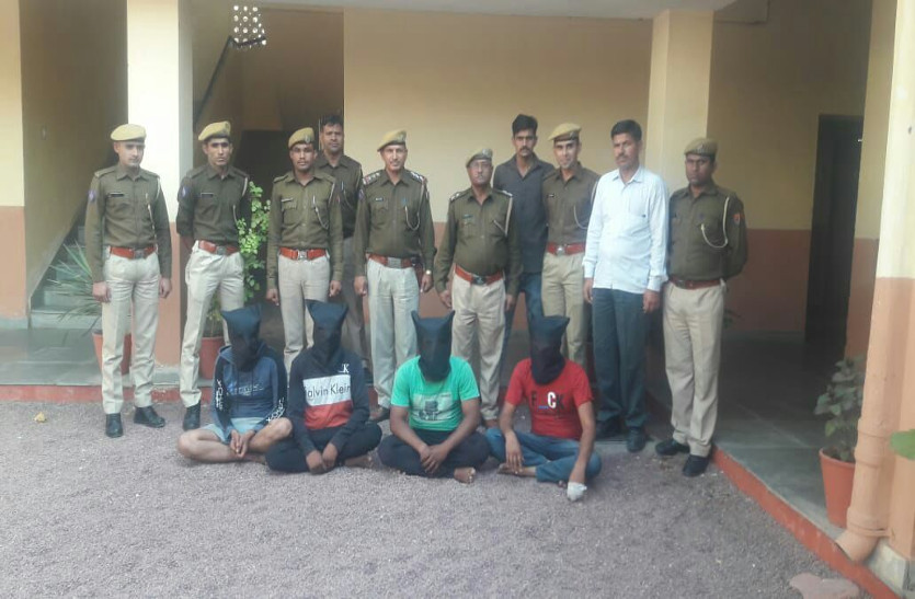 मंत्री के पुत्र को पिस्तौल दिखा लूटी एसयूवी