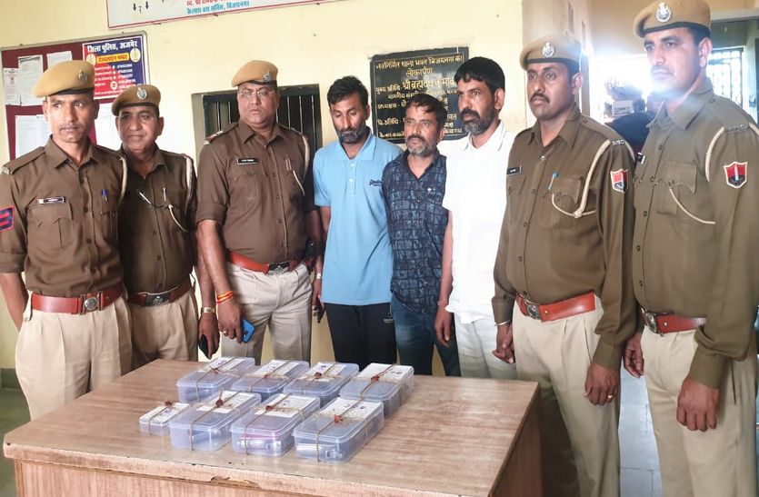 पुलिस पर फायरिंग कर भाग रहे 3 बदमाश धरे, 7 पिस्टल मिली