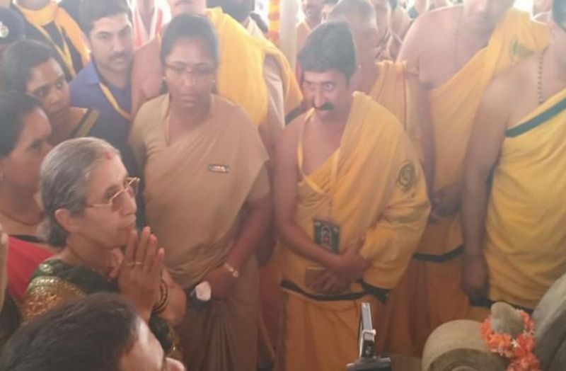 अयोध्या में राम मंदिर निर्माण के लिए कर्नाटक में पूजा कर रही पीएम मोदी की पत्नी जसोदाबेन