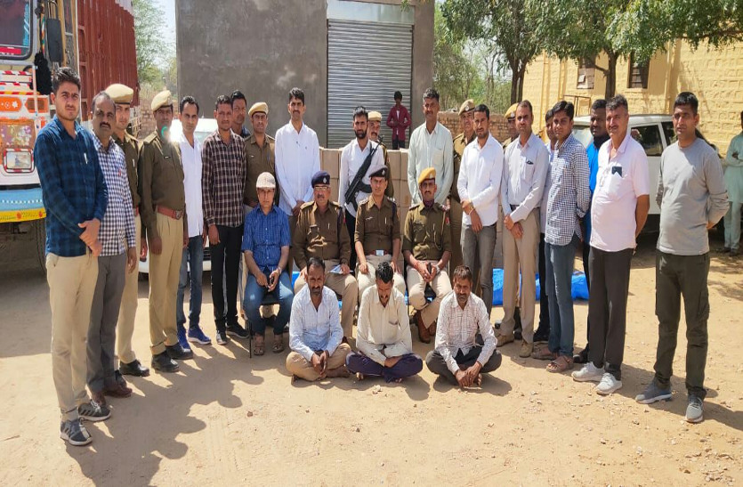 पंप एक्शन राइफल से गोली चला पकड़ा शराब से भरा ट्रक